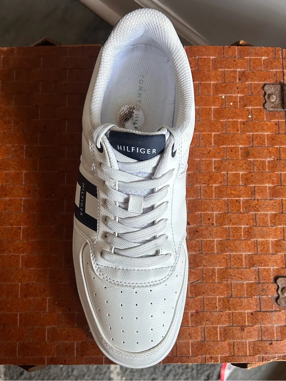 Tommy Hilfiger Lason Sneakers Men’s Size 8 White Vegan Leather Casual Shoes Prep